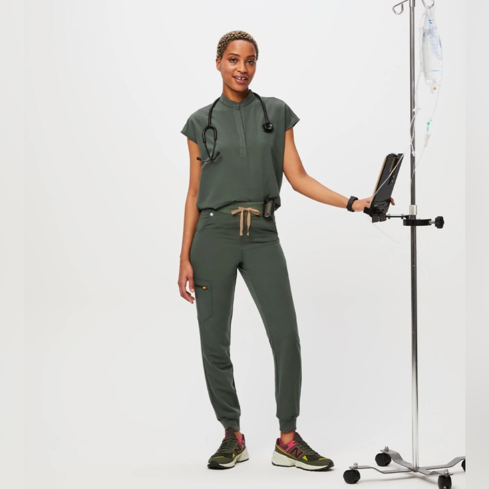 FIGS Moss - Zamora joggers XS/P and Rafaela XXS set